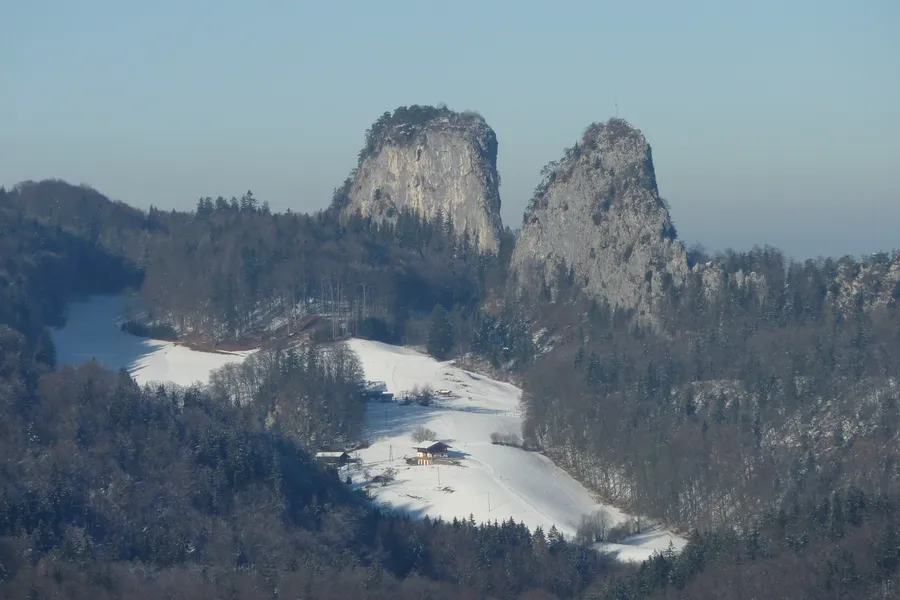Barmsteine über Hallein davor verschneite Wiese